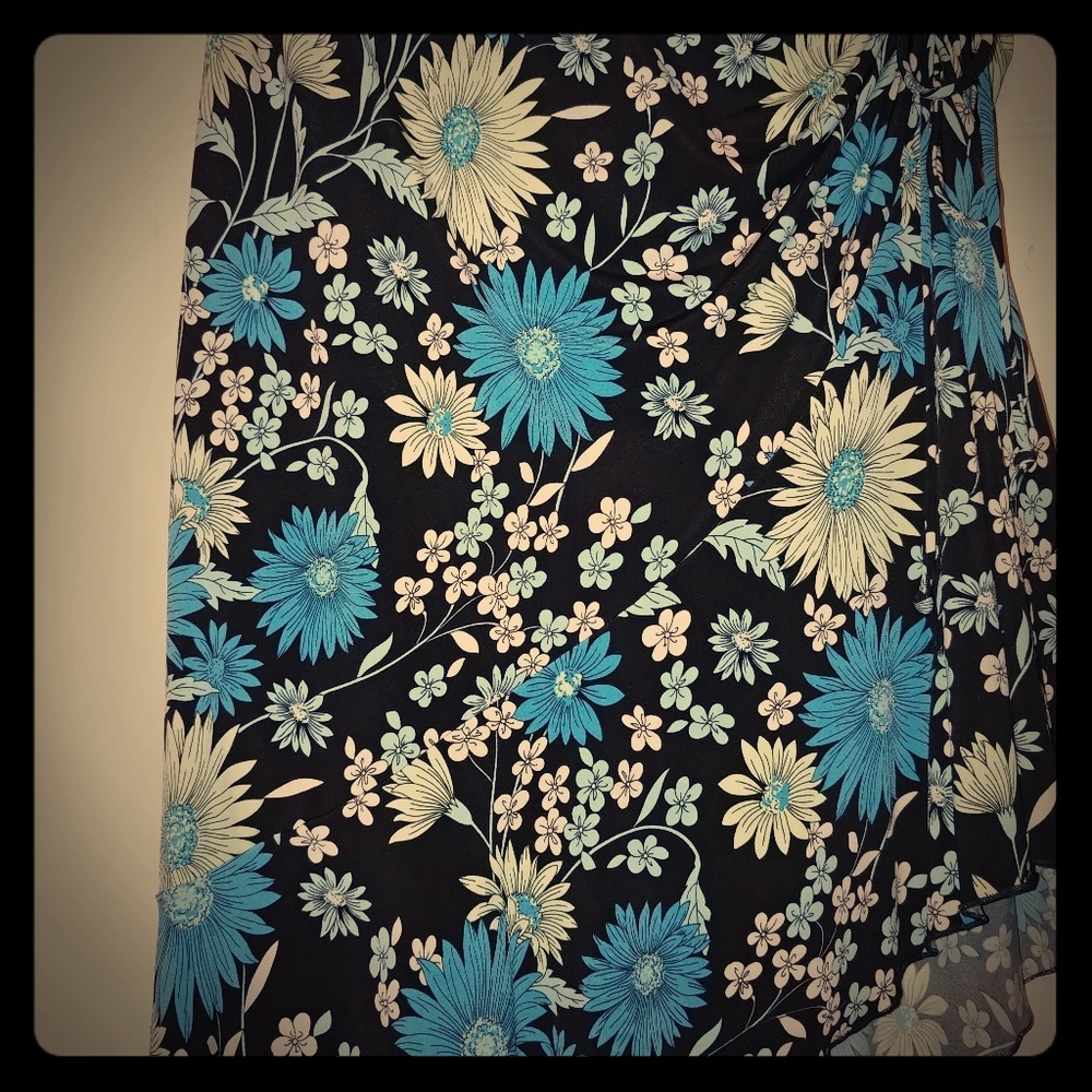 Flowered skirt w/side the